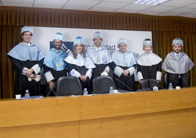 Ana del Valle junto a los miembros del tribunal y su director de tesis, el doctor lvaro Abelln.